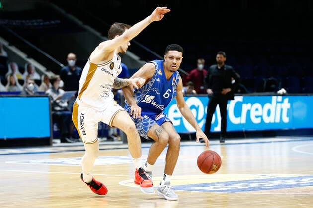 28 03 2021, xgox, basketball, easyCredit BBL, Basketball Loewen Braunschweig Skyliners Frankfurt emspor, v l Arnas Velicka Braunschweig, 24 , Len Adam Schoormann Fraport Skyliners Frankfurt, 6 Zweikampf Braunschweig.