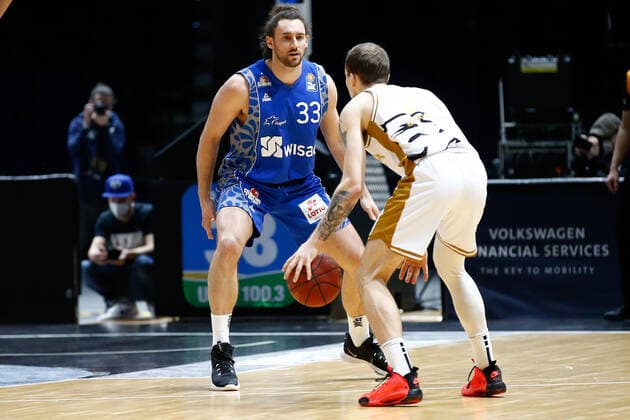 28 03 2021, xgox, basketball, easyCredit BBL, Basketball Loewen Braunschweig Skyliners Frankfurt emspor, v l Marco Voeller Fraport Skyliners Frankfurt, 33 , Arnas Velicka Braunschweig, 24 Zweikampf Braunschweig.