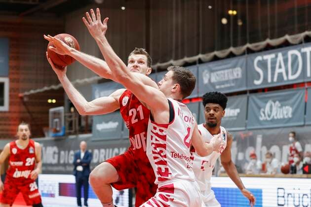 28 03 2021, Basketball, BBL 2020 2021, 25 Matchday, s Oliver Wuerzburg Telekom Baskets Bonn, GER, Wuerzburg, s Oliver Arena, picture from left Florian Koch s Oliver Wuerzburg and Strahinja Micovic Telekom Baskets Bonn. Copyright: HMBxMedia xHeikoxBecker