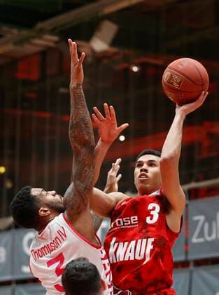 28 03 2021, Basketball, BBL 2020 2021, 25 Spieltag, s Oliver Wuerzburg Telekom Baskets Bonn, GER, Wuerzburg, s Oliver Arena, picture from left James Thompson IV Telekom Baskets Bonn and Tyson Ward s Oliver Wuerzburg Copyright: HMBxMedia xHeikoxBecker
