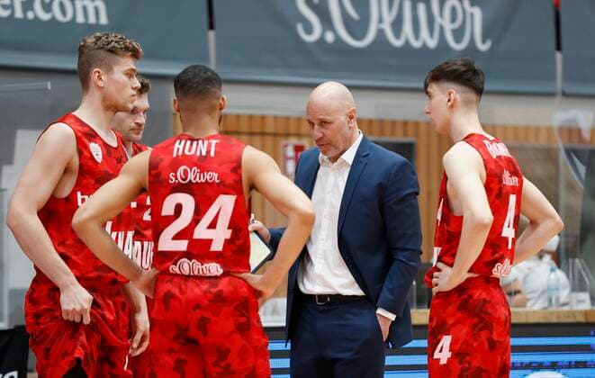 28 03 2021, Basketball, BBL 2020 2021, 25 Matchday, s Oliver Wuerzburg Telekom Baskets Bonn, GER, Wuerzburg, s Oliver Arena, picture from left Jonas Weitzel s Oliver Wuerzburg , Florian Koch s Oliver Wuerzburg , Cameron Hunt s Oliver Wuerzburg , Headcoach Denis Wucherer s Oliver Wuerzburg and Julius Boehmer s Oliver Wuerzburg Copyright: HMBxMedia xHeikoxBecker