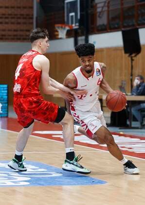 28 03 2021, Basketball, BBL 2020 2021, 25 Matchday, s Oliver Wuerzburg Telekom Baskets Bonn, GER, Wuerzburg, s Oliver Arena, picture from left Julius Boehmer s Oliver Wuerzburg and Jalen Hudson Telekom Baskets Bonn. Copyright: HMBxMedia xHeikoxBecker