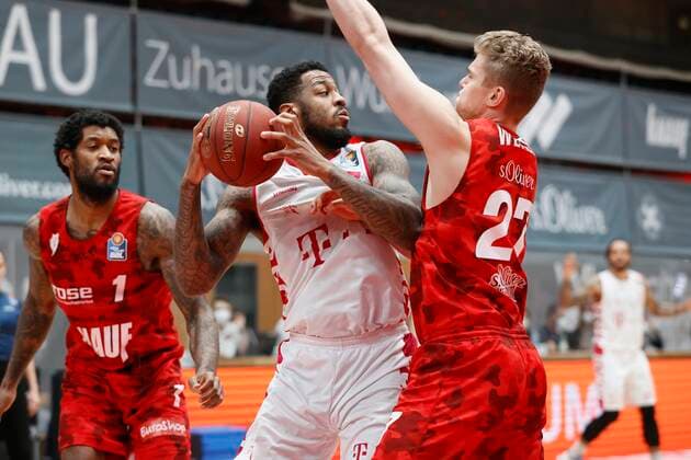 28 03 2021, Basketball, BBL 2020 2021, 25 Matchday, s Oliver Wuerzburg Telekom Baskets Bonn, GER, Wuerzburg, s Oliver Arena, picture from left Perry Jones III s Oliver Wuerzburg , James Thompson IV Telekom Baskets Bonn and Jonas Weitzel s Oliver Wuerzburg. Copyright: HMBxMedia xHeikoxBecker