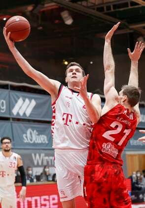 28 03 2021, Basketball, BBL 2020 2021, 25 Matchday, s Oliver Wuerzburg Telekom Baskets Bonn, GER, Wuerzburg, s Oliver Arena, picture from left Strahinja Micovic Telekom Baskets Bonn and Florian Koch s Oliver Wuerzburg. Copyright: HMBxMedia xHeikoxBecker