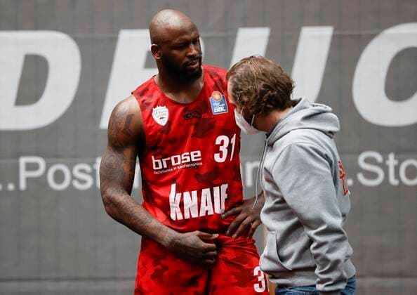 28 03 2021, Basketball, BBL 2020 2021, 25 match day, s Oliver Wuerzburg Telekom Baskets Bonn, GER, Wuerzburg, s Oliver Arena, pic v li Murphy Holloway s Oliver Wuerzburg indicates Dr Kai Fehske has a groin injury. Copyright: HMBxMedia xHeikoxBecker