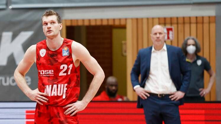 28 03 2021, Basketball, BBL 2020 2021, 25 match day, s Oliver Wuerzburg Telekom Baskets Bonn, GER, Wuerzburg, s Oliver Arena, picture from left disappointment at Florian Koch s Oliver Wuerzburg left and head coach Denis Wucherer s Oliver Wuerzburg Copyright: HMBxMedia xHeikoxBecker