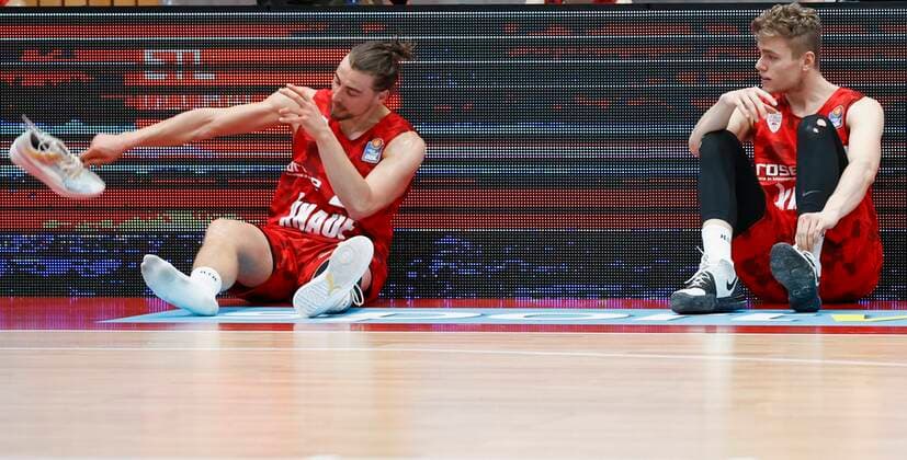 28 03 2021, Basketball, BBL 2020 2021, 25 Spieltag, s Oliver Wuerzburg Telekom Baskets Bonn, GER, Wuerzburg, s Oliver Arena, picture from left disappointment at Julian Albus s Oliver Wuerzburg who throws his shoe into the corner in frustration and Jonas Weitzel s Oliver Wuerzburg Copyright: HMBxMedia xHeikoxBecker