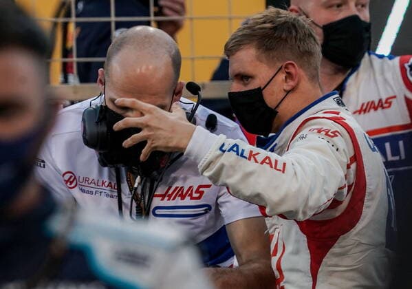 Formula 1 Gulf Air Bahrain Grand Prix 2021 28 03 2021, Bahrain International Circuit, Sakhir, Formula 1 Gulf Air Bahrain Grand Prix 2021 ,in picture Mick Schumacher DEU 47 , Haas F1 Team with race engineer Simone Resta nordphotoxGmbHx xBratic nph00250
