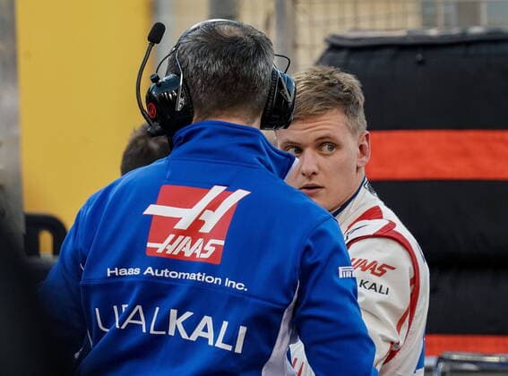 Bilder des Jahres 2021, Sport 03 März Sport Themen der Woche KW12 Sport Bilder des Tages Formula 1 Gulf Air Bahrain Grand Prix 2021 28.03.2021, Bahrain International Circuit, Sakhir, Formula 1 Gulf Air Bahrain Grand Prix 2021 ,im Bild Nikita Mazepin (RUS 9), Haas F1 Team, Mick Schumacher (DEU 47), Haas F1 Team *** Formula 1 Gulf Air Bahrain Grand Prix 2021 28 03 2021, Bahrain International Circuit, Sakhir, Formula 1 Gulf Air Bahrain Grand Prix 2021 ,in the picture Nikita Mazepin RUS 9 , Haas F1 Team, Mick Schumacher DEU 47 , Haas F1 Team nordphotoxGmbHx xBratic nph00250