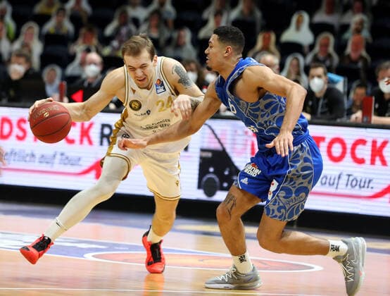 Löwen Braunschweig vs Frankfurt, BBL Braunschweig, 28 03 2021, BASKETBALL easyCredit BBL Basketball Bundesliga, Löwen Braunschweig vs Fraport Skyliners Frankfurt, season 2020 21 Amas Velicka Löwen Braunschweig , Len Adam Schoormann Skyliners Frankfurt Braunschweig