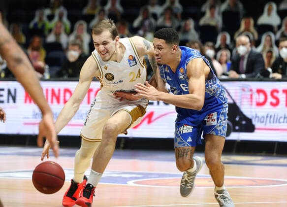 Löwen Braunschweig vs Frankfurt, BBL Braunschweig, 28 03 2021, BASKETBALL easyCredit BBL Basketball Bundesliga, Löwen Braunschweig vs Fraport Skyliners Frankfurt, season 2020 21 Amas Velicka Löwen Braunschweig , Len Adam Schoormann Skyliners Frankfurt Braunschweig