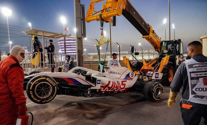 Formula 1 Gulf Air Bahrain Grand Prix 2021 28 03 2021, Bahrain International Circuit, Sakhir, Formula 1 Gulf Air Bahrain Grand Prix 2021 ,in the picture Nikita Mazepin RUS 9 , Haas F1 Team retired car towed away nordphotoxGmbHx xBratic nph00250