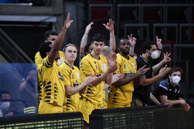 Lukas Herzog MHP Riesen Ludwigsburg , Barry Brown Jr MHP Riesen Ludwigsburg , Jaleen Smith MHP Riesen Ludwigsburg and team cheer, GER, MHP Riesen Ludwigsburg vs medi Bayreuth, 28 03 2021, 25 Spieltag easycredit Basketball Bundesliga, Spielzeit 2020 2021 GER, MHP Riesen Ludwigsburg vs medi Bayreuth, 28 03 2021, 25 Spieltag easycredit Basketball Bundesliga, Spielzeit 2020 2021 Ludwigsburg Copyright: xEibnerxPressefoto MichaelxMemmlerx EP_MMR