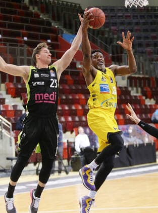 Ludwigsburg , Basketball easyCredit BBL Bundesliga , MHP RIESEN Ludwigsburg vs medi Bayreuth , from left David Walker Bayreuth Yorman Polas Bartolo Giants Kay Bruhnke Bay
