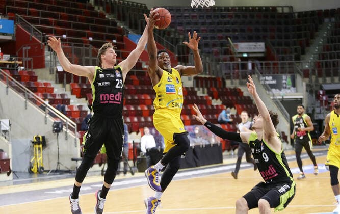 Ludwigsburg , Basketball easyCredit BBL Bundesliga , MHP RIESEN Ludwigsburg vs medi Bayreuth , from left David Walker Bayreuth Yorman Polas Bartolo Giants Kay Bruhnke Bay