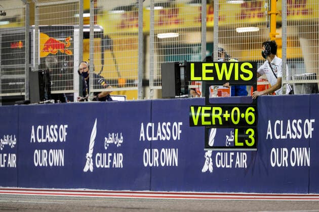 Gap between 44 HAMILTON Lewis (gbr), Mercedes AMG F1 GP W12 E Performance, 33 VERSTAPPEN Max (nld), Red Bull Racing Honda RB16B, action during Formula 1 Gulf Air Bahrain Grand Prix 2021 from March 26 to 28, 2021 on the Bahrain International Circuit, in Sakhir, Bahrain - FORMULE 1 : Grand prix du Bahrein - Sakhir - Course - 28 03 2021 DPPI Panoramic 