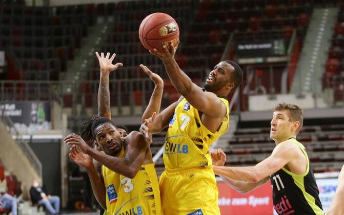 Ludwigsburg , Basketball easyCredit BBL Bundesliga , MHP RIESEN Ludwigsburg vs medi Bayreuth , from left Jaleen Smith Riesen Jamel McLean Riesen Andrreas Seiferth Bay