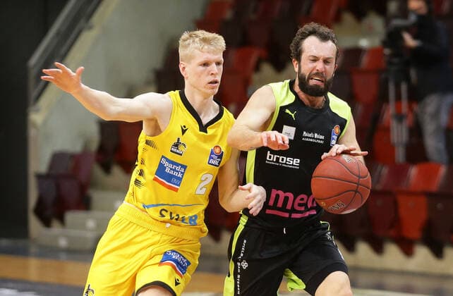 Ludwigsburg , Basketball easyCredit BBL Bundesliga , MHP RIESEN Ludwigsburg vs medi Bayreuth , from left Jacob Patrick Riesen Bastian Doreth Bay