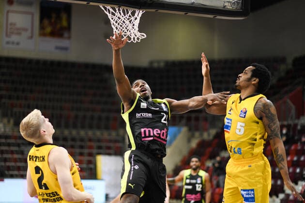 Nico Wenzl medi Bayreuth at the basket against Barry Brown Jr MHP Riesen Ludwigsburg , GER, MHP Riesen Ludwigsburg vs medi Bayreuth, 28 03 2021, 25 Spieltag easycredit Basketball Bundesliga, Spielzeit 2020 2021 GER, MHP Riesen Ludwigsburg vs medi Bayreuth, 28 03 2021, 25 Spieltag easycredit Basketball Bundesliga, Spielzeit 2020 2021 Ludwigsburg Copyright: xEibnerxPressefoto MichaelxMemmlerx EP_MMR