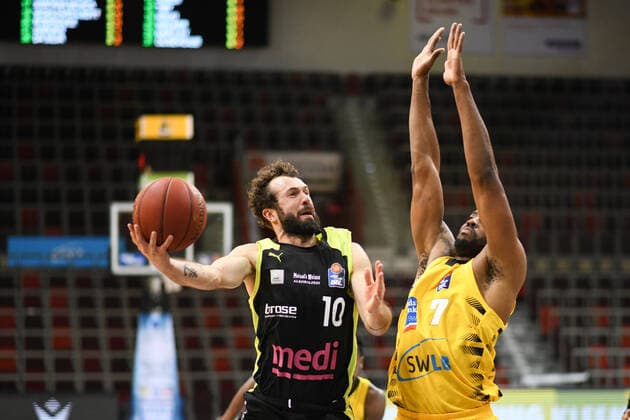 Bastian Doreth medi Bayreuth in a duel with Jamel McLean MHP Riesen Ludwigsburg , GER, MHP Riesen Ludwigsburg vs medi Bayreuth, 28 03 2021, 25 Spieltag easycredit Basketball Bundesliga, Spielzeit 2020 2021 GER, MHP Riesen Ludwigsburg vs medi Bayreuth, 28 03 2021, 25 Spieltag easycredit Basketball Bundesliga, Spielzeit 2020 2021 Ludwigsburg Copyright: xEibnerxPressefoto MichaelxMemmlerx EP_MMR