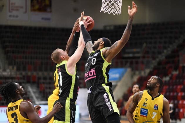 Derek Pardon medi Bayreuth and Andreas Seiferth medi Bayreuth reach for the ball, GER, MHP Riesen Ludwigsburg vs medi Bayreuth, 28 03 2021, 25 Matchday easycredit Basketball Bundesliga, Season 2020 2021 GER, MHP Riesen Ludwigsburg vs medi Bayreuth, 28 03 2021, 25 Matchday easycredit Basketball Bundesliga, Season 2020 2021 Ludwigsburg Copyright: xEibnerxPressefoto MichaelxMemmlerx EP_MMR
