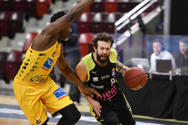 Bastian Doreth medi Bayreuth in a duel with Jamel McLean MHP Riesen Ludwigsburg , GER, MHP Riesen Ludwigsburg vs medi Bayreuth, 28 03 2021, 25 Spieltag easycredit Basketball Bundesliga, Spielzeit 2020 2021 GER, MHP Riesen Ludwigsburg vs medi Bayreuth, 28 03 2021, 25 Spieltag easycredit Basketball Bundesliga, Spielzeit 2020 2021 Ludwigsburg Copyright: xEibnerxPressefoto MichaelxMemmlerx EP_MMR