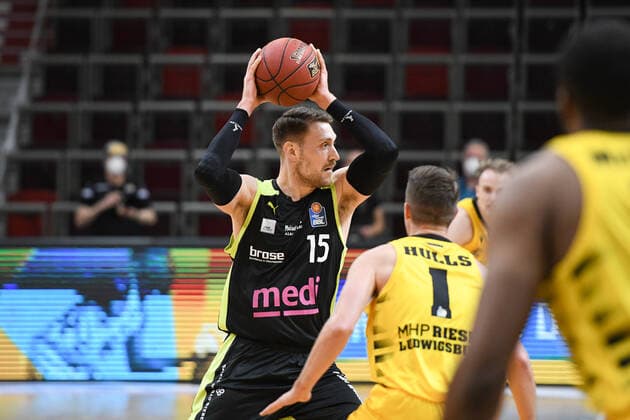 Matthew Tiby medi Bayreuth in a duel with Jordan Hulls MHP Riesen Ludwigsburg , GER, MHP Riesen Ludwigsburg vs medi Bayreuth, 28 03 2021, 25 Spieltag easycredit Basketball Bundesliga, Spielzeit 2020 2021 GER, MHP Riesen Ludwigsburg vs medi Bayreuth, 28 03 2021, 25 Spieltag easycredit Basketball Bundesliga, Spielzeit 2020 2021 Ludwigsburg Copyright: xEibnerxPressefoto MichaelxMemmlerx EP_MMR