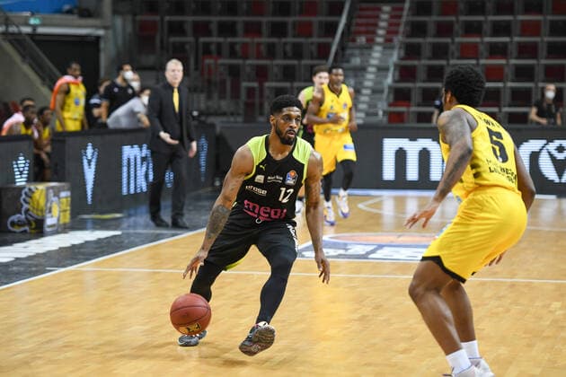 Lazeric Jones medi Bayreuth in a duel with Barry Brown Jr MHP Riesen Ludwigsburg , GER, MHP Riesen Ludwigsburg vs medi Bayreuth, 28 03 2021, 25 Spieltag easycredit Basketball Bundesliga, Spielzeit 2020 2021 GER, MHP Riesen Ludwigsburg vs medi Bayreuth, 28 03 2021, 25 Spieltag easycredit Basketball Bundesliga, Spielzeit 2020 2021 Ludwigsburg Copyright: xEibnerxPressefoto MichaelxMemmlerx EP_MMR