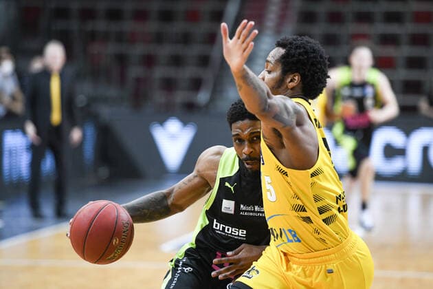 Lazeric Jones medi Bayreuth in a duel with Barry Brown Jr MHP Riesen Ludwigsburg , GER, MHP Riesen Ludwigsburg vs medi Bayreuth, 28 03 2021, 25 Spieltag easycredit Basketball Bundesliga, Spielzeit 2020 2021 GER, MHP Riesen Ludwigsburg vs medi Bayreuth, 28 03 2021, 25 Spieltag easycredit Basketball Bundesliga, Spielzeit 2020 2021 Ludwigsburg Copyright: xEibnerxPressefoto MichaelxMemmlerx EP_MMR