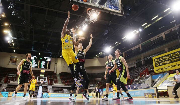 Ludwigsburg , Basketball easyCredit BBL Bundesliga , MHP RIESEN Ludwigsburg vs medi Bayreuth , from left Yorman Polas Bartolo Giants Andreas Seiferth Bay