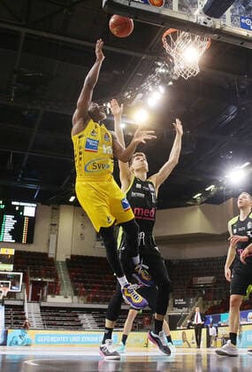 Ludwigsburg , Basketball easyCredit BBL Bundesliga , MHP RIESEN Ludwigsburg vs medi Bayreuth , from left Yorman Polas Bartolo Giants Andreas Seiferth Bay