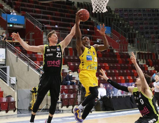 V li David Walker Bayreuth , Yorman Polas Bartolo Riesen , Kay Bruhnke Bayreuth MHP Riesen Ludwigsburg vs Medi Bayreuth Basketball Bundesliga 2020 2021 Ludwigsburg , GER, 28 03 2021,