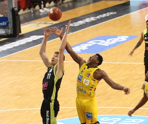 V li Andreas Seiferth Bayreuth , Yorman Polas Bartolo Riesen MHP Riesen Ludwigsburg vs Medi Bayreuth Basketball Bundesliga 2020 2021 Ludwigsburg , GER, 28 03 2021,