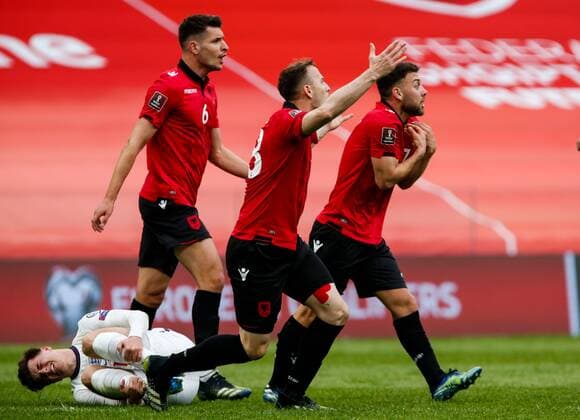 Sport Bilder des Tages Mandatory Credit: Photo by Nikola Krstic BPI Shutterstock (11832717by) Keidi Bare of Albania (r) reacts and Mason Mount of England lays injured Albania v England, FIFA World Cup, WM, Weltmeisterschaft, Fussball Qualifying Group I, Football, Arena Kombetare, Tirana, Albania - 28 Mar 2021 Albania v England, FIFA World Cup Qualifying Group I, Football, Arena Kombetare, Tirana, Albania - 28 Mar 2021  Copyright: xNikolaxKrstic BPI Shutterstockx 11832717by