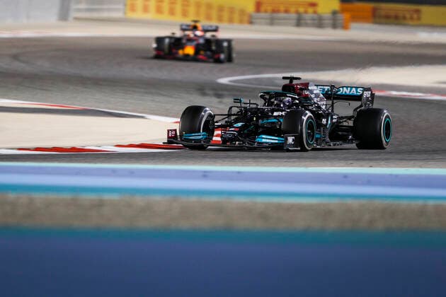 44 HAMILTON Lewis (gbr), Mercedes AMG F1 GP W12 E Performance, action during Formula 1 Gulf Air Bahrain Grand Prix 2021 from March 26 to 28, 2021 on the Bahrain International Circuit, in Sakhir, Bahrain - FORMULE 1 : Grand prix du Bahrein - Sakhir - Course - 28 03 2021 DPPI Panoramic 