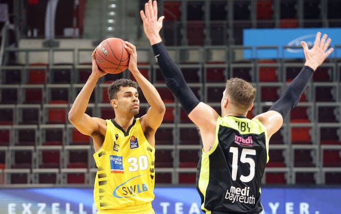 Ludwigsburg , Basketball easyCredit BBL Bundesliga , MHP RIESEN Ludwigsburg vs medi Bayreuth , from left Oscar da Silva Riesen Matthew Tiby Bay