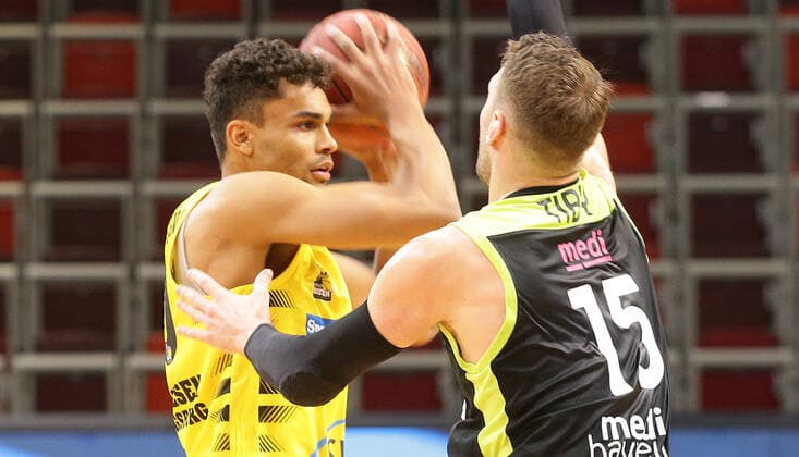 Ludwigsburg , Basketball easyCredit BBL Bundesliga , MHP RIESEN Ludwigsburg vs medi Bayreuth , from left Oscar da Silva Riesen Matthew Tiby Bay