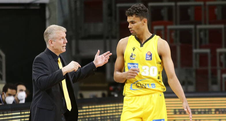 Ludwigsburg , Basketball easyCredit BBL Bundesliga , MHP RIESEN Ludwigsburg vs medi Bayreuth , from left coach John Patrick Oscar da Silva Riesen