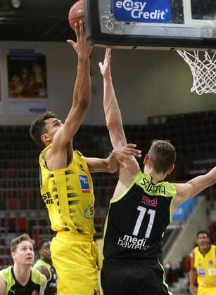 Ludwigsburg , Basketball easyCredit BBL Bundesliga , MHP RIESEN Ludwigsburg vs medi Bayreuth , from left Oscar da Silva Riesen Matthew Tiby Bay