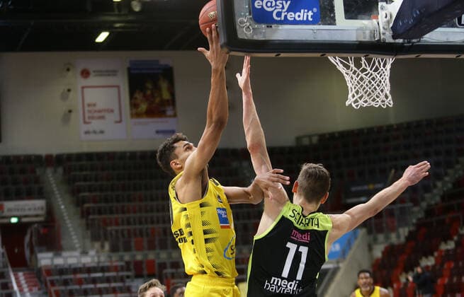 Ludwigsburg , Basketball easyCredit BBL Bundesliga , MHP RIESEN Ludwigsburg vs medi Bayreuth , from left Oscar da Silva Riesen Matthew Tiby Bay