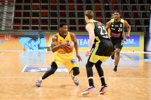 Jaleen Smith MHP Riesen Ludwigsburg in a duel with David Walker medi Bayreuth , GER, MHP Riesen Ludwigsburg vs medi Bayreuth, 28 03 2021, 25 Spieltag easycredit Basketball Bundesliga, Spielzeit 2020 2021 GER, MHP Riesen Ludwigsburg vs medi Bayreuth, 28 03 2021, 25 Spieltag easycredit Basketball Bundesliga, Spielzeit 2020 2021 Ludwigsburg Copyright: xEibnerxPressefoto MichaelxMemmlerx EP_MMR