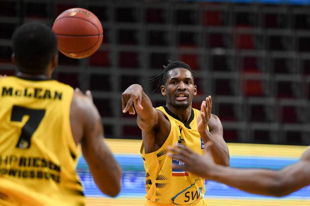Jaleen Smith MHP Riesen Ludwigsburg passes the ball to Jamel McLean MHP Riesen Ludwigsburg , GER, MHP Riesen Ludwigsburg vs medi Bayreuth, 28 03 2021, 25 Spieltag easycredit Basketball Bundesliga, Spielzeit 2020 2021 GER, MHP Riesen Ludwigsburg vs medi Bayreuth, 28 03 2021, 25 Spieltag easycredit Basketball Bundesliga, Spielzeit 2020 2021 Ludwigsburg Copyright: xEibnerxPressefoto MichaelxMemmlerx EP_MMR