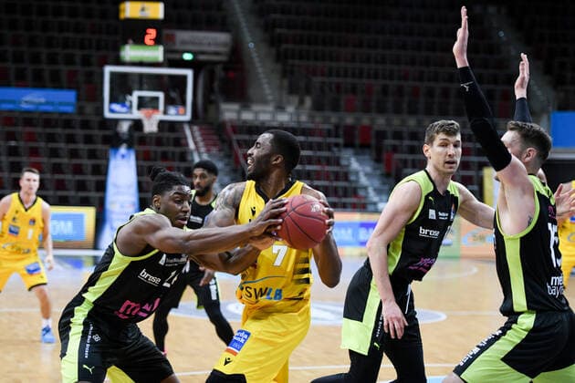 Jamel McLean MHP Riesen Ludwigsburg in a duel with Frank Bartley medi Bayreuth , GER, MHP Riesen Ludwigsburg vs medi Bayreuth, 28 03 2021, 25 Spieltag easycredit Basketball Bundesliga, Spielzeit 2020 2021 GER, MHP Riesen Ludwigsburg vs medi Bayreuth, 28 03 2021, 25 Spieltag easycredit Basketball Bundesliga, Spielzeit 2020 2021 Ludwigsburg Copyright: xEibnerxPressefoto MichaelxMemmlerx EP_MMR
