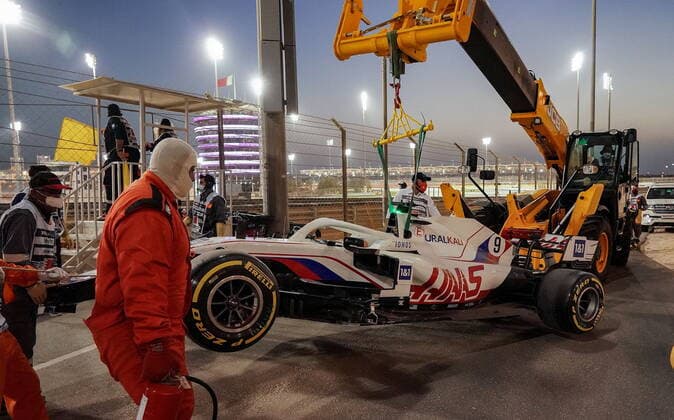 Formula 1 Gulf Air Bahrain Grand Prix 2021 28 03 2021, Bahrain International Circuit, Sakhir, Formula 1 Gulf Air Bahrain Grand Prix 2021 ,in the picture Nikita Mazepin RUS 9 , Haas F1 Team retired car towed away nordphotoxGmbHx xBratic nph00250