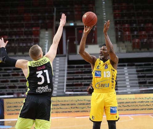 V li Osvaldas Olisevicius Bayreut , Yorman Polas Bartolo Riesen MHP Riesen Ludwigsburg vs Medi Bayreuth Basketball Bundesliga 2020 2021 Ludwigsburg , GER, 28 03 2021,