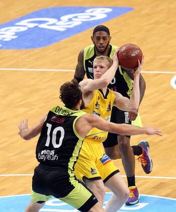 Jacob Patrick Riesen, center vs Bastian Doreth Bayreuth, front , Derek Pardon Bayreuth, back MHP Riesen Ludwigsburg vs Medi Bayreuth Basketball Bundesliga 2020 2021 Ludwigsburg , GER, 28 03 2021,