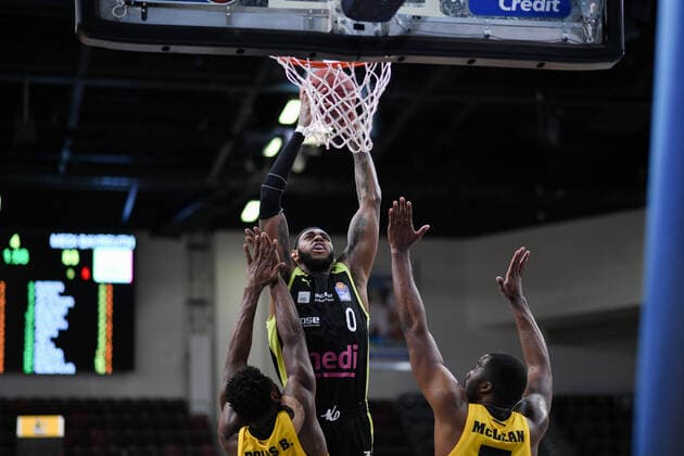 Derek Pardon medi Bayreuth at the basket against Yorman Polas Bartolo MHP Riesen Ludwigsburg and Jamel McLean MHP Riesen Ludwigsburg , GER, MHP Riesen Ludwigsburg vs medi Bayreuth, 28 03 2021, 25 Spieltag easycredit Basketball Bundesliga, Spielzeit 2020 2021 GER, MHP Riesen Ludwigsburg vs medi Bayreuth, 28 03 2021, 25 Spieltag easycredit Basketball Bundesliga, Spielzeit 2020 2021 Ludwigsburg Copyright: xEibnerxPressefoto MichaelxMemmlerx EP_MMR