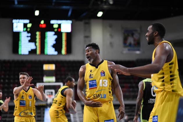 Yorman Polas Bartolo MHP Riesen Ludwigsburg has to leave the court after the 5 foul and complains to the referee, next to Jamel McLean MHP Riesen Ludwigsburg , Jordan Hulls MHP Riesen Ludwigsburg , GER, MHP Riesen Ludwigsburg vs medi Bayreuth, 28 03 2021, 25 Spieltag easycredit Basketball Bundesliga, Spielzeit 2020 2021 GER, MHP Riesen Ludwigsburg vs medi Bayreuth, 28 03 2021, 25 Spieltag easycredit Basketball Bundesliga, Spielzeit 2020 2021 Ludwigsburg Copyright: xEibnerxPressefoto MichaelxMemmlerx EP_MMR