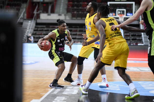 Frank Bartley medi Bayreuth in a duel with Jaleen Smith MHP Riesen Ludwigsburg , and Jamel McLean MHP Riesen Ludwigsburg , GER, MHP Riesen Ludwigsburg vs medi Bayreuth, 28 03 2021, 25 Spieltag easycredit Basketball Bundesliga, Spielzeit 2020 2021 GER, MHP Riesen Ludwigsburg vs medi Bayreuth, 28 03 2021, 25 Spieltag easycredit Basketball Bundesliga, Spielzeit 2020 2021 Ludwigsburg Copyright: xEibnerxPressefoto MichaelxMemmlerx EP_MMR