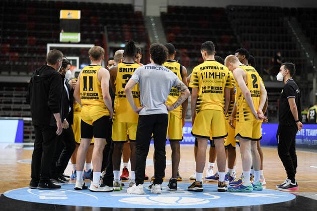 Lukas Herzog MHP Riesen Ludwigsburg , Jaleen Smith MHP Riesen Ludwigsburg , Jamel McLean MHP Riesen Ludwigsburg and team cheer about the victory, GER, MHP Riesen Ludwigsburg vs medi Bayreuth, 28 03 2021, 25 Spieltag easycredit Basketball Bundesliga, Spielzeit 2020 2021 GER, MHP Riesen Ludwigsburg vs medi Bayreuth, 28 03 2021, 25 Spieltag easycredit Basketball Bundesliga, Spielzeit 2020 2021 Ludwigsburg Copyright: xEibnerxPressefoto MichaelxMemmlerx EP_MMR